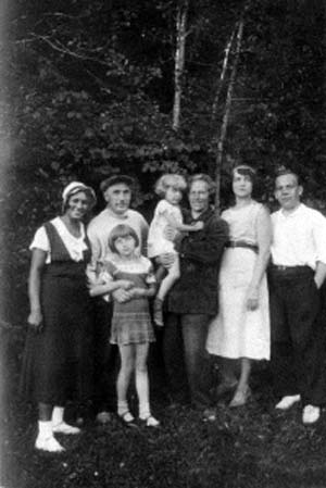 Николай Николаевич с Новеллой (в центре), Надежда Тимофеевна (справа от них), сестра будущей поэтессы Роза-Лиана (вторая слева) и друзья семьи на прогулке в лесу. Конец 1930-х.