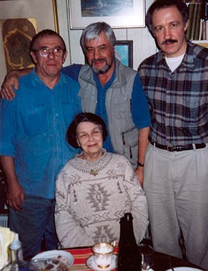  Домашние чтения у Валентины Синкевич  (стоят слева направо: И. Михалевич-Каплан, А. Казанцев, Г. Головин)