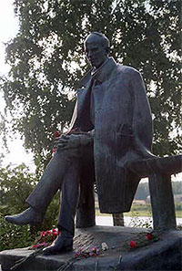 памятник в Тотьме – скульптор Вячеслав Клыков